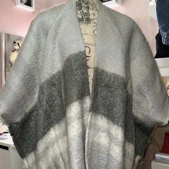 Aerie poncho - Picture 2 of 4